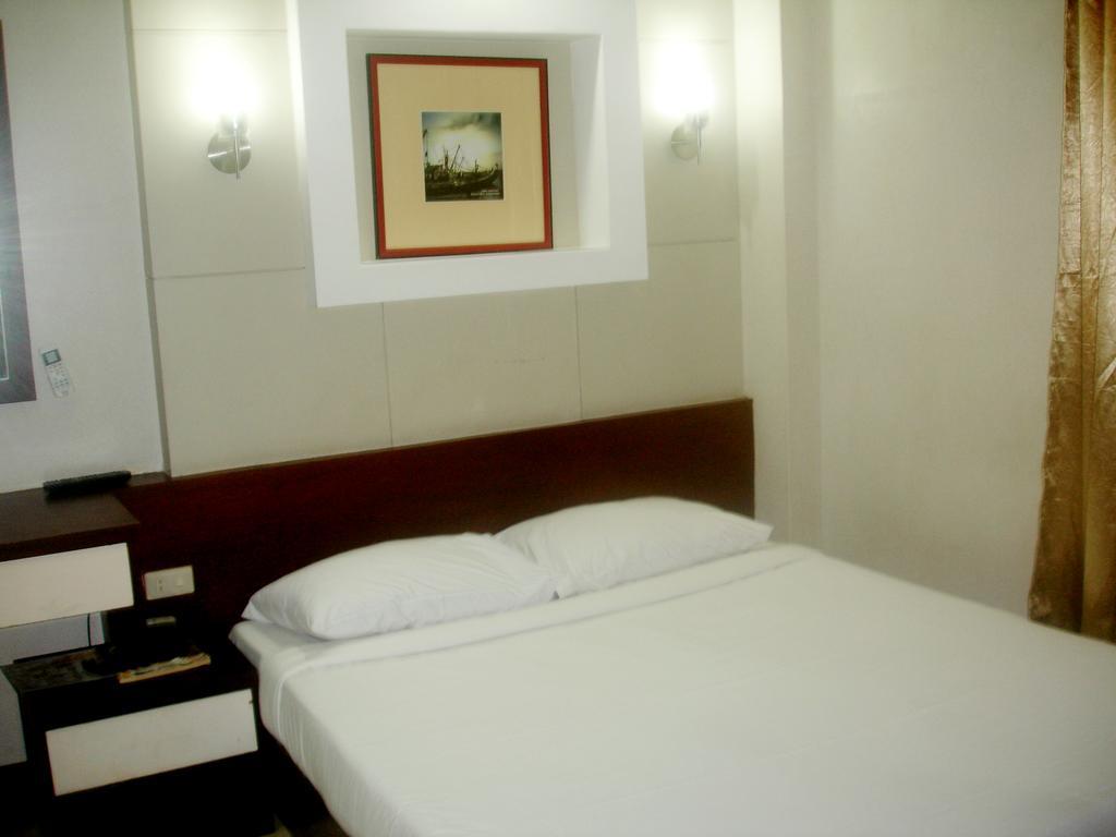 Roxas Midtown Hotel Room photo