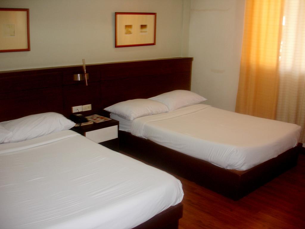 Roxas Midtown Hotel Room photo