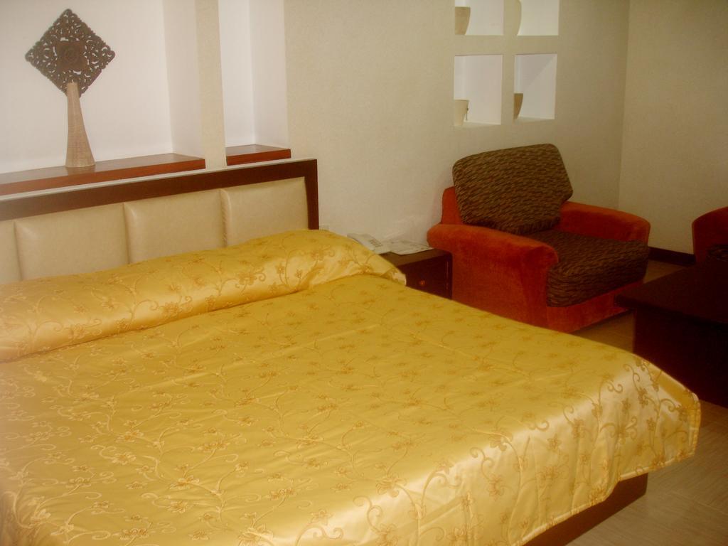 Roxas Midtown Hotel Room photo