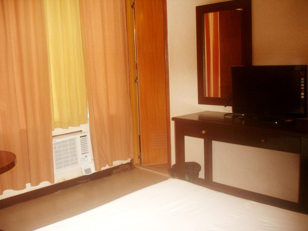 Roxas Midtown Hotel Exterior photo